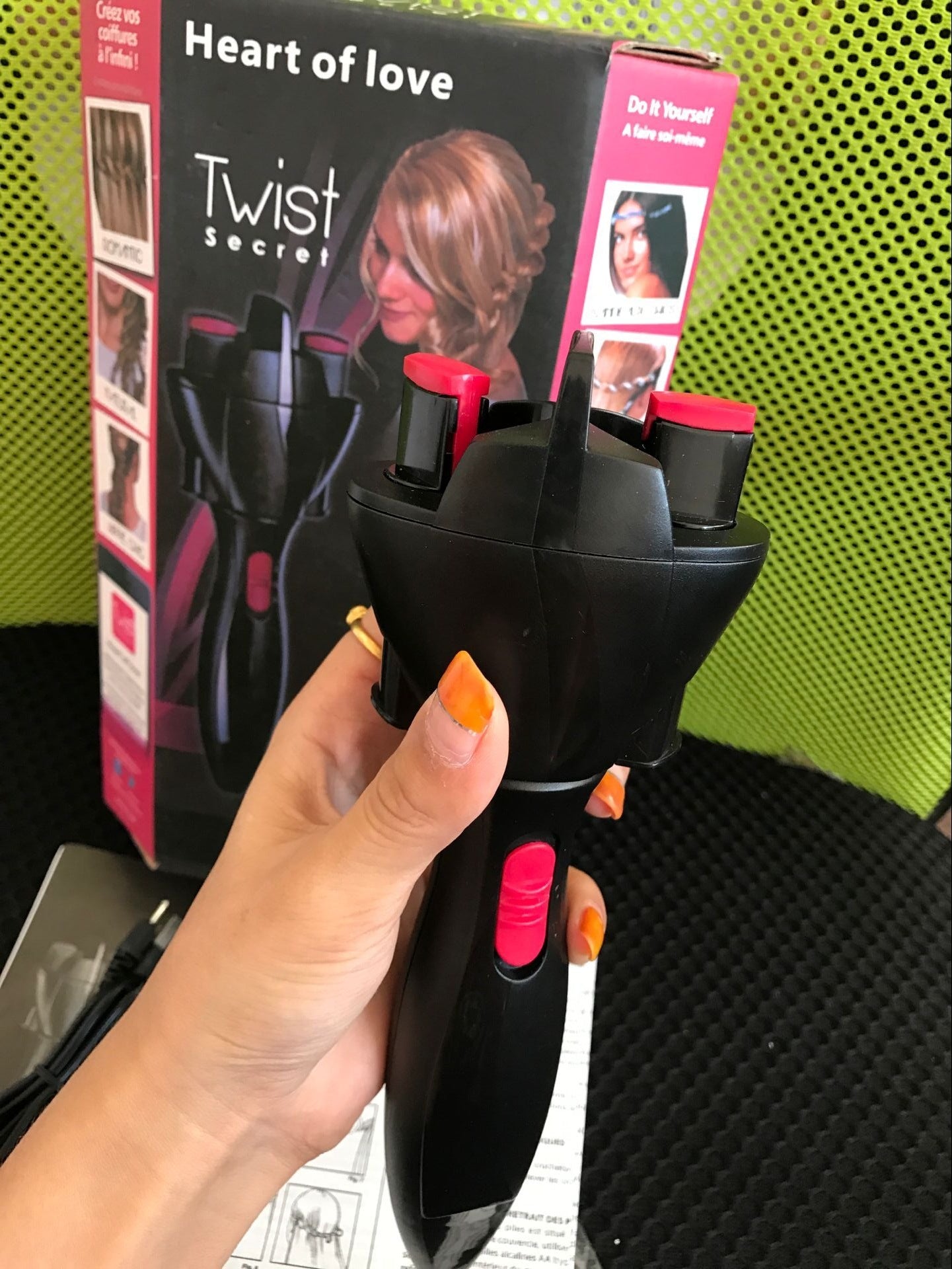 Tresseur automatique à cheveux.